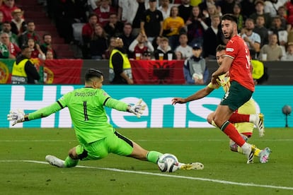 Mikel Oyarzabal marca el segundo gol de España al final de la primera parte.