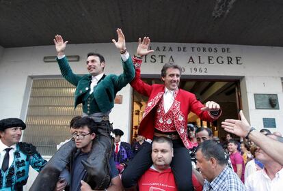 Andy Cartagena (izquierda) y Hermoso de Mendoza, salen por la puerta grande.