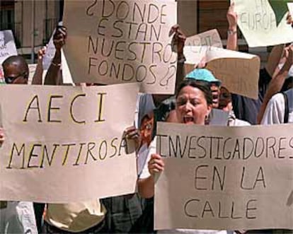 Los investigadores se manifestaban ayer frente al Ministerio de Exteriores.