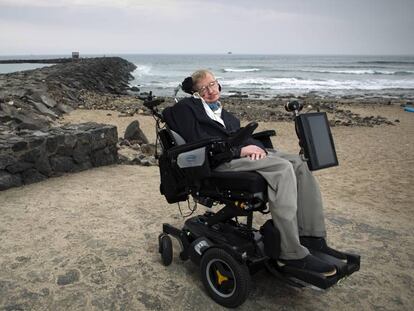 El cient&iacute;fico brit&aacute;nico Stephen Hawking, fotografiado en la playa del Camis&oacute;n de Arona (Tenerife).  
 