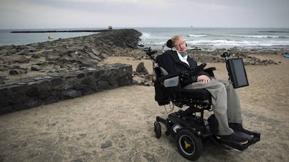 El cient&iacute;fico brit&aacute;nico Stephen Hawking, fotografiado en la playa del Camis&oacute;n de Arona (Tenerife).  
 