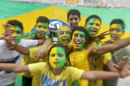 A torcida se pinta com as cores do Brasil.