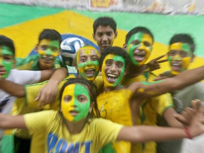 A torcida se pinta com as cores do Brasil.