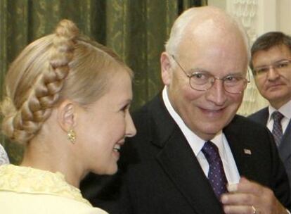 La primera ministra ucrania, Yulia Timoshenko, y el vicepresidente de EE UU, Dick Cheney, ayer en Kiev