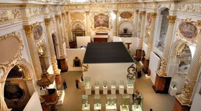 Vista desde una plataforma elevada de la exposición <i>La gloria del barroco</i> en la iglesia de San Martín Obispo de Valencia.