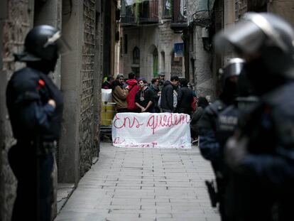 Desalojo de un bloque de pisos en Barcelona, donde en 2017 se denunciaron 3.072 ocupaciones ilegales. 