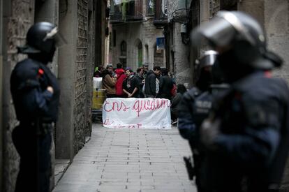 Desalojo de un bloque de pisos en Barcelona, donde en 2017 se denunciaron 3.072 ocupaciones ilegales. 