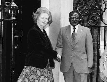 El presidente de Zimbabue, Mugabe con la primera ministra británica, Margaret Thatcher en 1980.