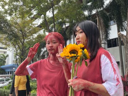 Orawan Phuphong (izquierda) y Tantawan Tuatulanon (derecha), durante una protesta en el Tribunal de lo Penal en Bangkok (Tailandia) el pasado 16 de enero, para renunciar a la libertad bajo fianza en solidaridad con los presos detenidos por cargos políticos en su país.