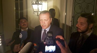 El president turc, Recep Tayyip Erdogan, es dirigeix als mitjans aquest divendres.