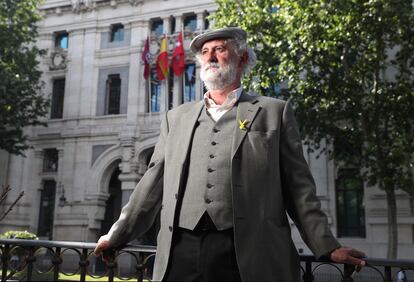 Luis Cueto, este lunes, vestido de chulapo madrileño, frente al Palacio de Cibeles.