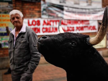 Un hombre pasea frente a la plaza de toros de La Santamaría en Bogotá en septiembre de 2014.