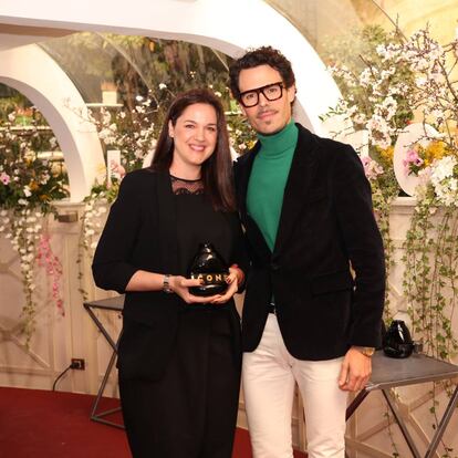 Vanessa Fernández, directora de formación de Yves Saint Laurent Beauté, y el diseñador Juan Avellaneda en la entrega del premio Eterno Masculino para L'Homme de Yves Saint Laurent.