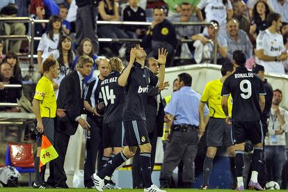 El banquillo del Real Madrid celebra el gol de Kak en La Romareda.