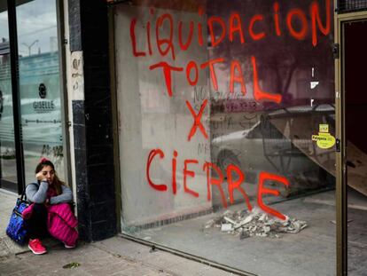 Un negocio cerrado en el centro de la ciudad de Trelew, provincia de Chubut.