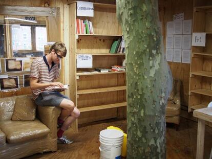 Un visitante lee en una de las salas del archivo y librer&iacute;a de Gramsci en las Forest Houses, para la serie &#039;Thomas Hirschhorn. Monumento a Gramsci. 2013&#039;. 