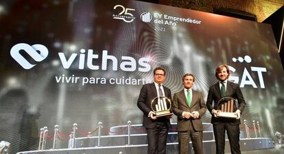 Rosauro Varo, presidente de GAT Inversiones, y Jorge Gallardo, presidente de Vithas, reciben el Premio Emprendedor del Año de EY 'ex aequo' de manos de Federico Linares, presidente de la firma.