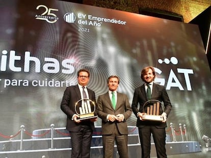 Rosauro Varo, presidente de GAT Inversiones, y Jorge Gallardo, presidente de Vithas, reciben el Premio Emprendedor del Año de EY 'ex aequo' de manos de Federico Linares, presidente de la firma.