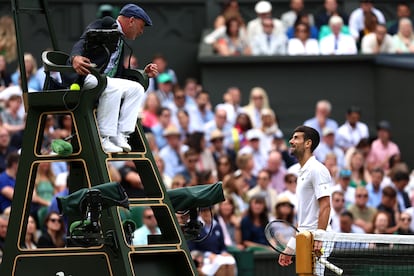 Djokovic protesta ante el juez de silla. 