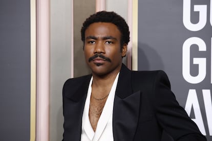 Donald Glover llega a la ceremonia de la edición 80 de los Globos de Oro.