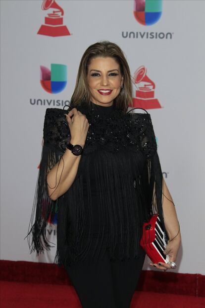 La cantante Lena llega para los XVIII Premios Grammy Latinos.