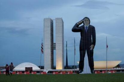 Muñeco hinchable del candidato a las elecciones brasileñas Jair Bolsonaro, frente al Congreso de Brasil, en Brasilia, el 7 de marzo de 2018. 