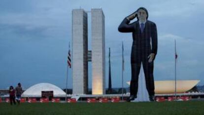 Muñeco hinchable del candidato a las elecciones brasileñas Jair Bolsonaro, frente al Congreso de Brasil, en Brasilia, el 7 de marzo de 2018. 