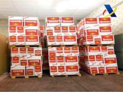 En la imagen, facilitada por la Agencia Tributaria tras la detención de dos personas y la incautación de 470.000 cajetillas de tabaco de contrabando de la marca "Manchester". EFE/Archivo