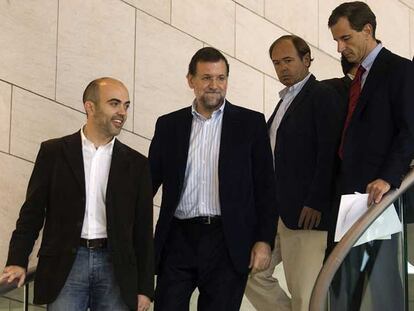 Mariano Rajoy y el líder del PP en Cataluña, Daniel Sirera, a su izquierda, ayer en Barcelona.