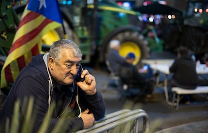 Un ciudadano cerca de los tractores aparcados en el centro de Barcelona.