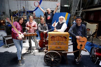 Rafael Pla, responsable del Circo Gran Fele, en el centro y rodeado de m&uacute;sicos que participan en el concierto del Palau.