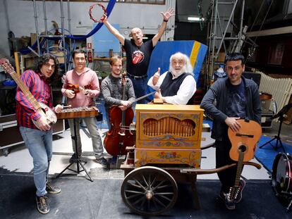 Rafael Pla, responsable del Circo Gran Fele, en el centro y rodeado de m&uacute;sicos que participan en el concierto del Palau.