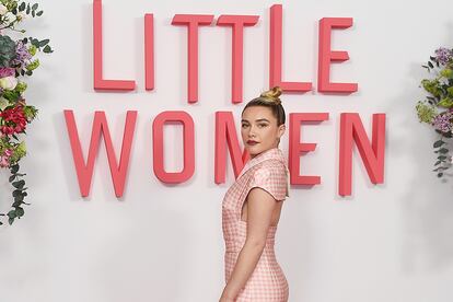 Florence Pugh. Días en la carrera hacia el Oscar: 65 – Nominada a mejor actriz de reparto por su rol de Amy March en Mujercitas, da la sensación de que la Academia ha querido recompensar a la revelación del año en la gran pantalla y sobre la alfombra roja. Su reciente portada en la edición estadounidense de Vogue supone otro hito para la de Oxford, que ha estado presente en cada gala o mesa redonda y cuyo trabajo de promoción empezó hasta dos meses antes del estreno comercial de la película. ¿Lo próximo? Nada menos que su estreno como heroína de Marvel junto a Scarlett Johansson en Viuda Negra (30 de abril).