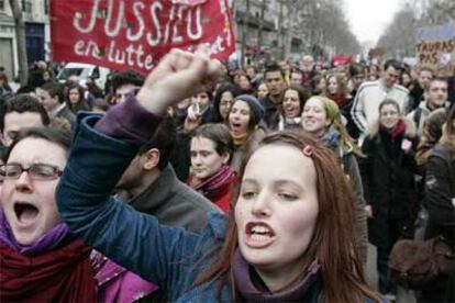 Los manifestantes lanzan gritos contra la reforma laboral del Gobierno de Villepin ayer en París.