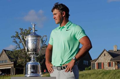 Koepka, con el trofeo del US Open.