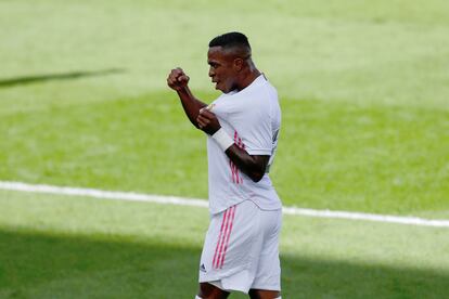 Vinicius celebra su gol este domingo ante el Levante en el Estadio de la Cerámica.