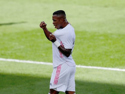 Vinicius celebra su gol este domingo ante el Levante en el Estadio de la Cerámica.