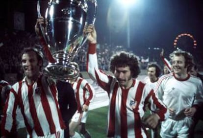 Los jugadores del Bayern de Múnich, con Paul Breitner a la cabeza, alzan triunfales (y con la camiseta del Atleti puesta) la Copa de Europa de 1974.