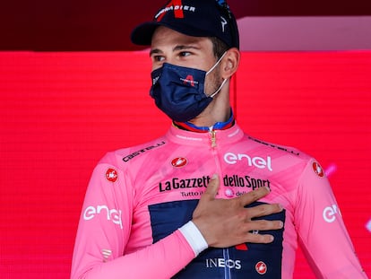 Filippo Ganna, en el podio de Turín con la maglia rosa.