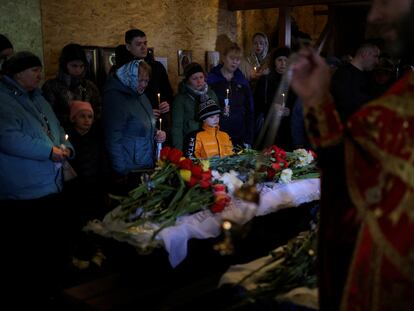 Una familia ucrania en el funeral de dos de sus hijos, muertos el sábado en la ciudad de Uman por un ataque ruso.