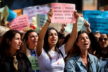 Protesta celebrada frente a la Asamblea de la República en Lisboa para exigir cambios en la tipificación y el plazo para denunciar agresiones sexuales.