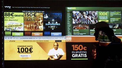 Una persona mira una pantalla con varias ofertas de apuestas 'online'.
