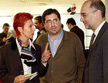 Los socialistas Rosa Díez, Jesús Egiguren y Rodolfo Ares charlan durante la noche electoral.