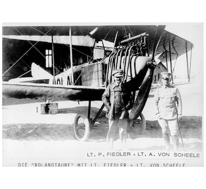 Von Scheele (right) in Namibia, next to one of the German colonial air force planes. 