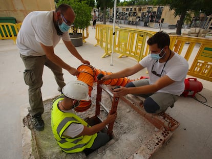 Inicio de los trabajos de exhumación de los restos de 14 fusilados arrojados en un pozo en el Cementerio Viejo de Elche.