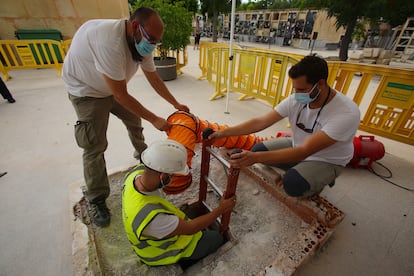 Inicio de los trabajos de exhumación de los restos de 14 fusilados arrojados en un pozo en el Cementerio Viejo de Elche.