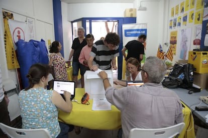 Diverses persones voten a la seu de l&#039;ANC a Gr&agrave;cia. 