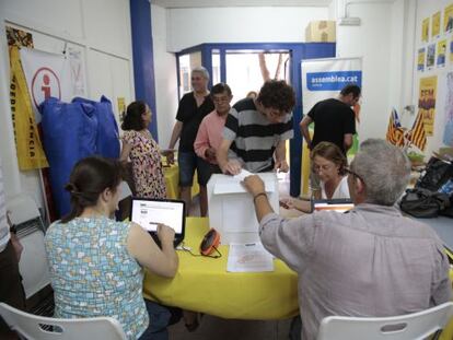 Diverses persones voten a la seu de l&#039;ANC a Gr&agrave;cia. 