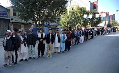Decenas de ciudadanos esperan a poder votar, ayer en Kabul (Afganistán).
