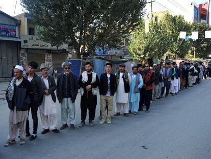 Decenas de ciudadanos esperan a poder votar, ayer en Kabul (Afganistán).